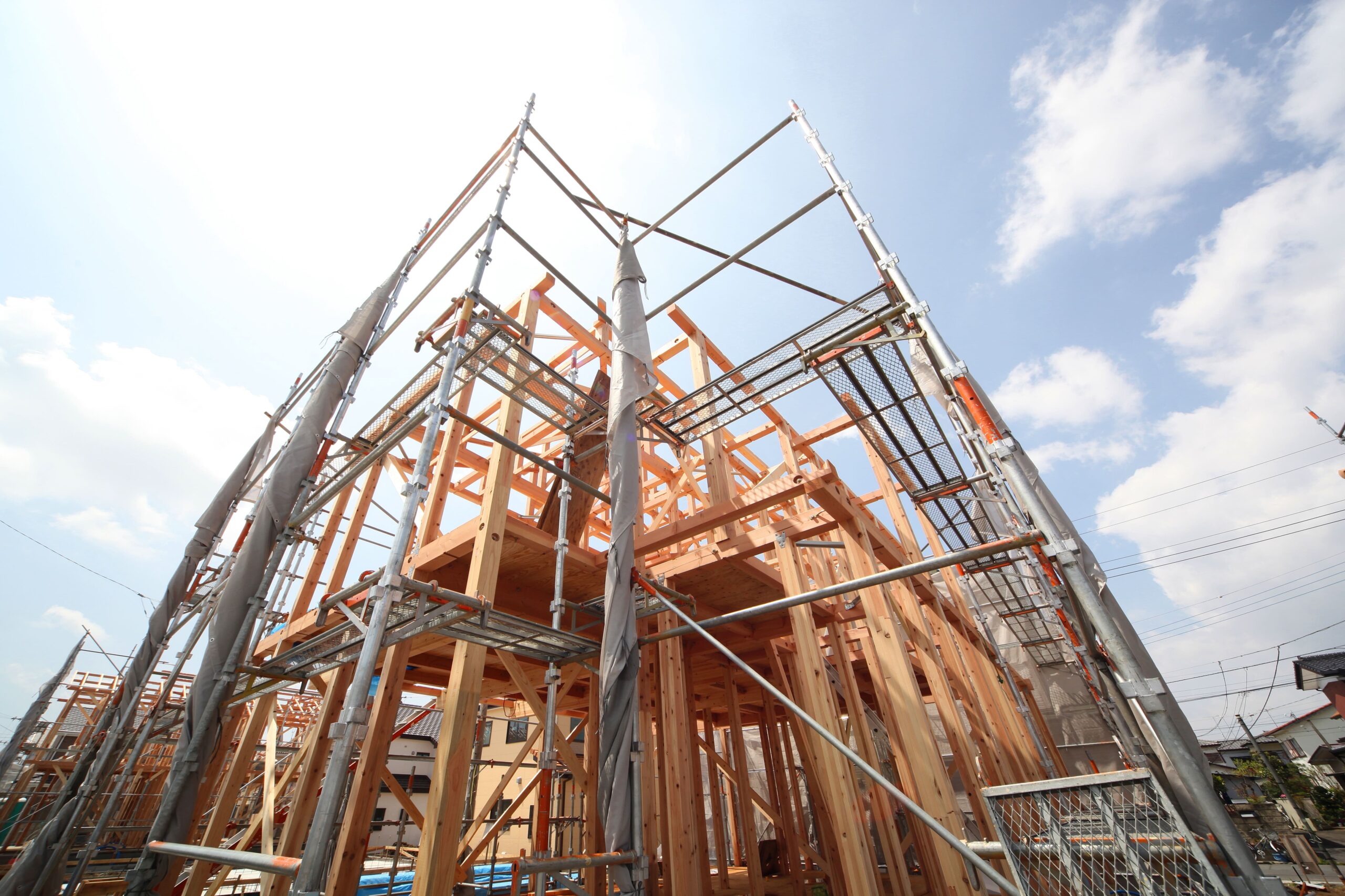 木造2階建て住宅の建築現場　イメージ　木造軸組工法　見上げる